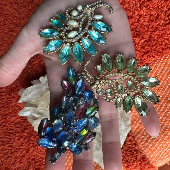 3 vintage brooches-molded glass statement piece and rhinestone pair - Picture 5 of 6